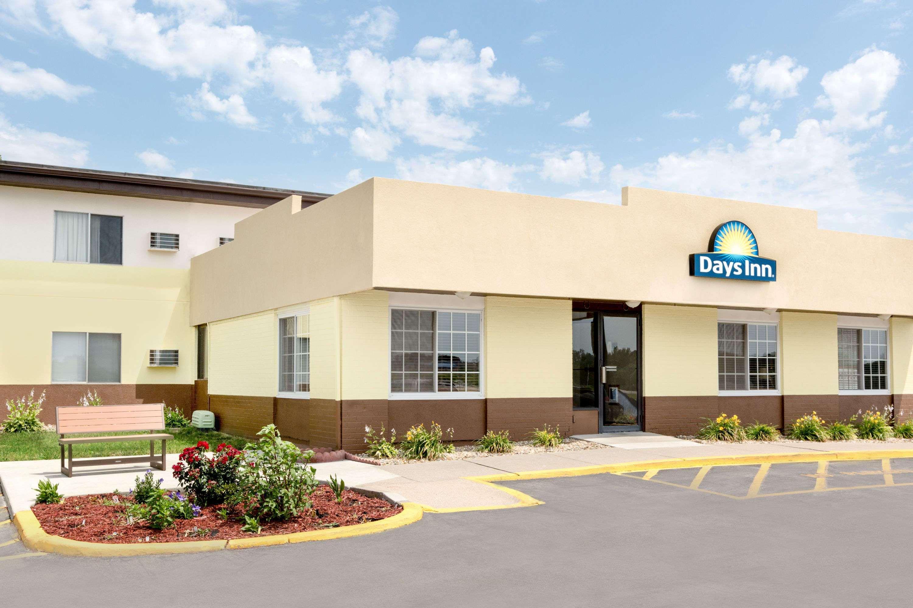 Days Inn By Wyndham Newton Exterior photo