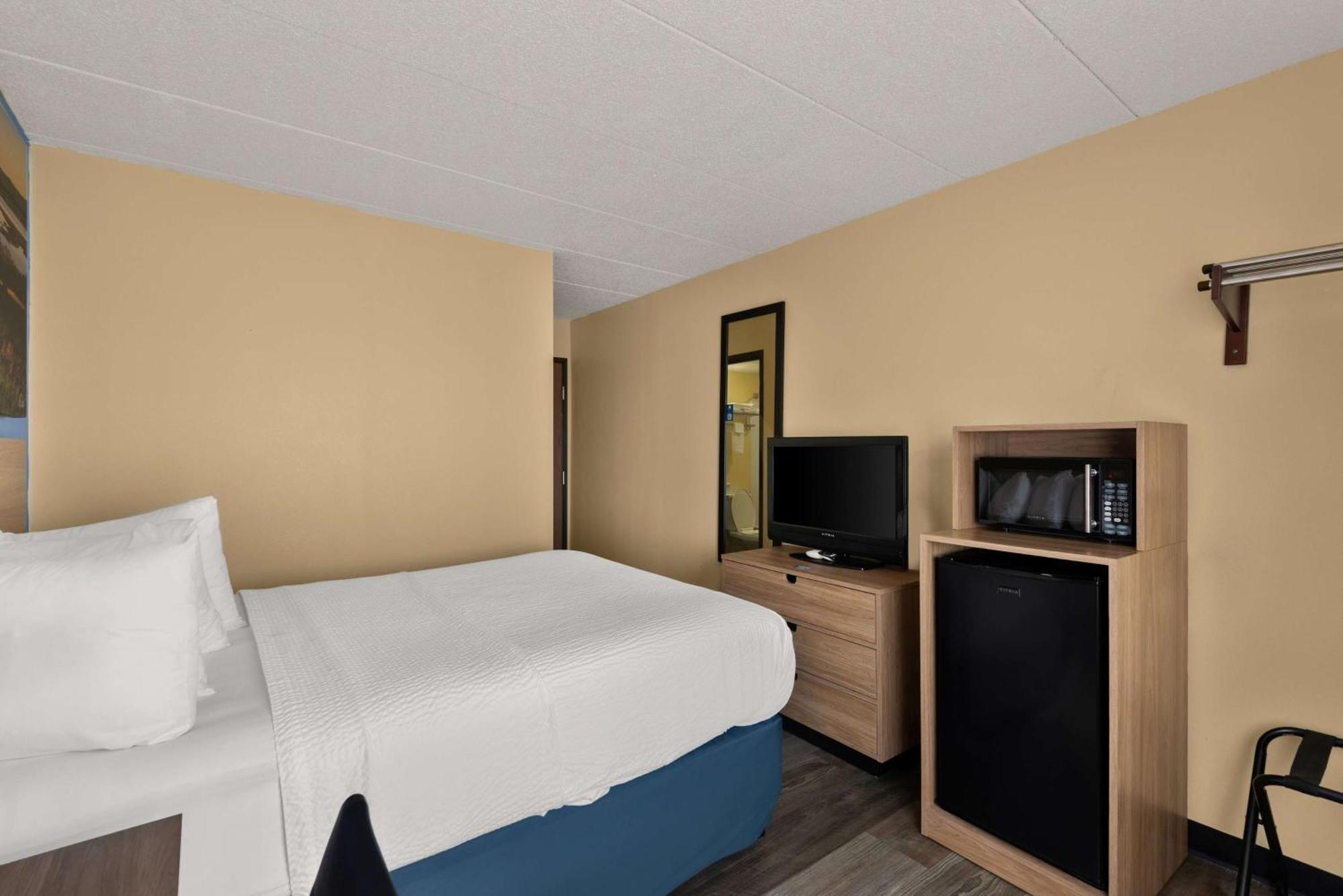 Days Inn By Wyndham Newton Exterior photo