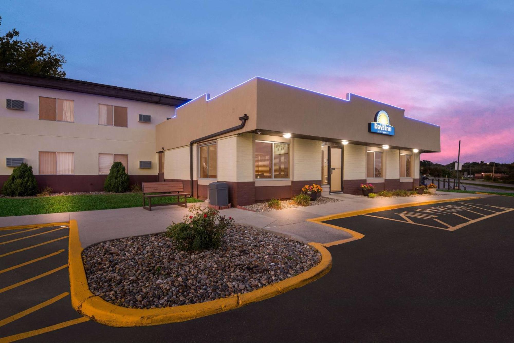 Days Inn By Wyndham Newton Exterior photo
