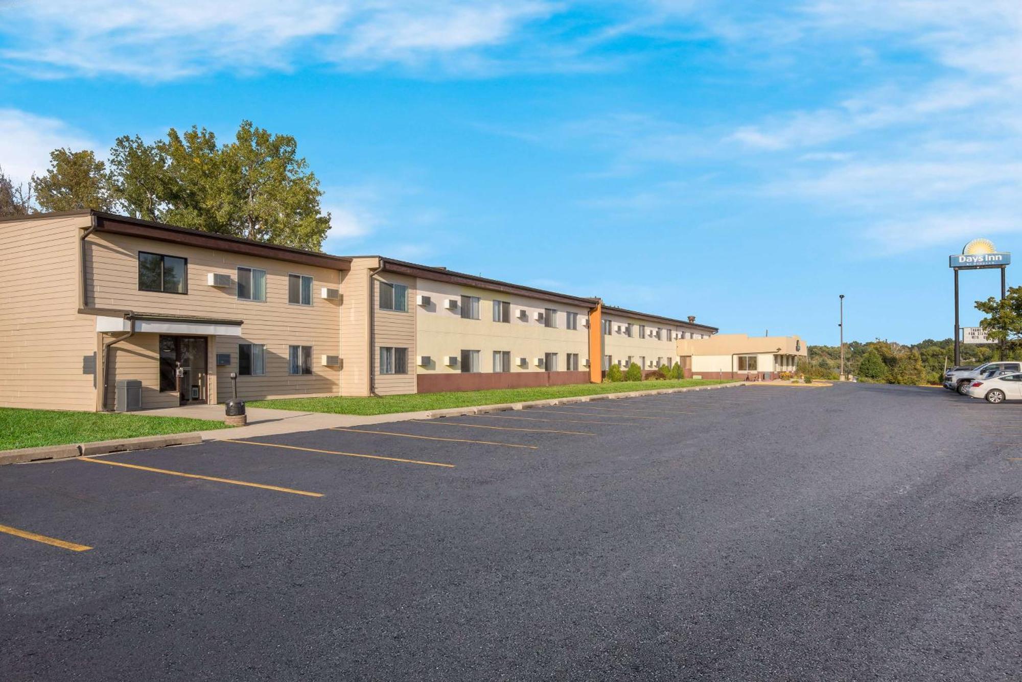 Days Inn By Wyndham Newton Exterior photo