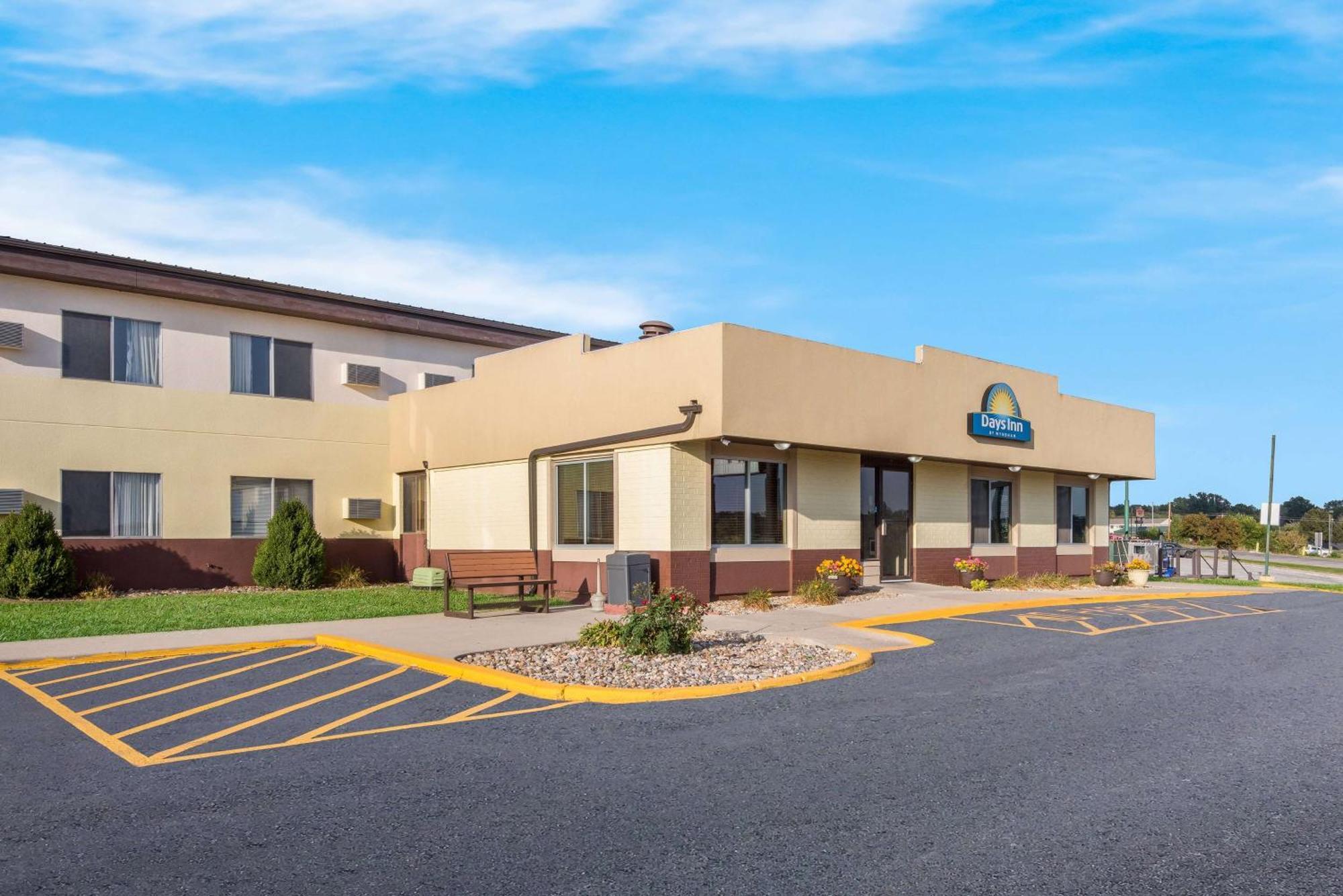 Days Inn By Wyndham Newton Exterior photo