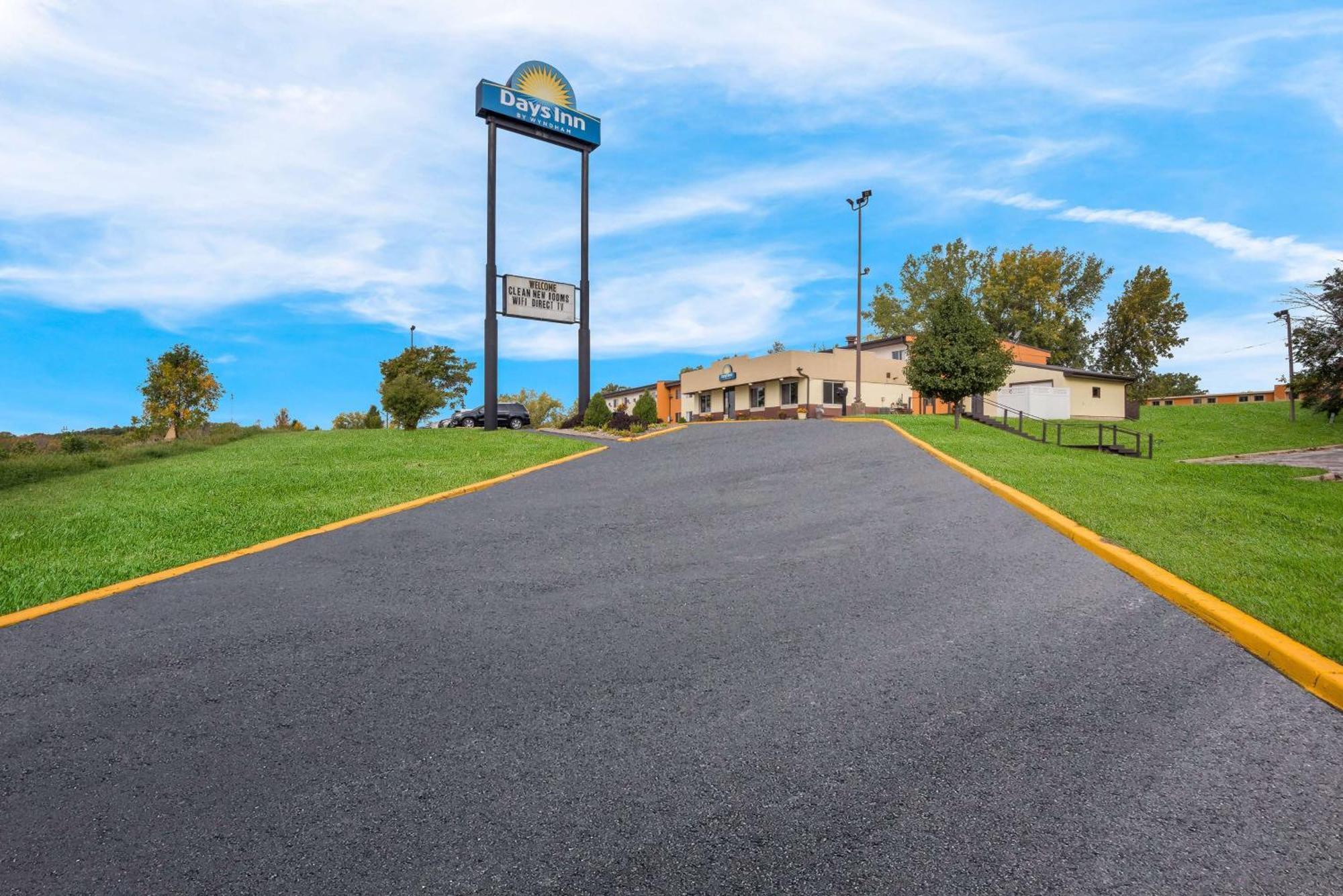 Days Inn By Wyndham Newton Exterior photo